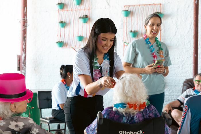 Grupo Almeida Junior mobiliza colaboradores em ação solidária e beneficia instituições de idosos em Santa Catarina