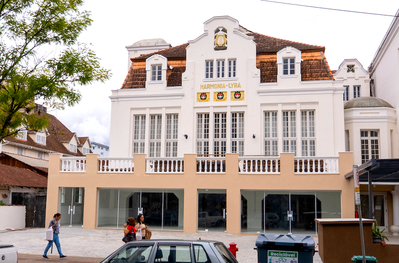 Prédio da Harmonia-Lyra recupera originalidade com restauro da fachada